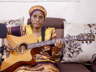 Ntibisanzwe: Ku myaka 62 asoje Kaminuza n’amanota y’ikirenga ahita yinjira mu muziki! Twamusuye - VIDEO