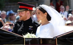 Igikomangoma cy'u Bwongereza, Harry yarushinganye na Meghan batambagizwa umujyi ku mafarashi-AMAFOTO+VIDEO