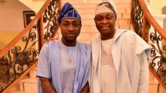 Davido yasazwe n'ibyishimo nyuma y'uko umubyeyi we aguze indege ihenze y'abanyacyubahiro 