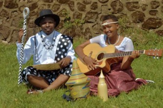 Mwarimu Ben yasohoye indirimbo ‘Sezera’ y’inyigisho ku bakobwa barushinga-VIDEO