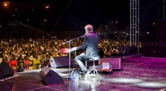 Uganda: Don Moen yahesheje umugisha abarenga ibihumbi 7 mu gitaramo cyo kuramya Imana-AMAFOTO