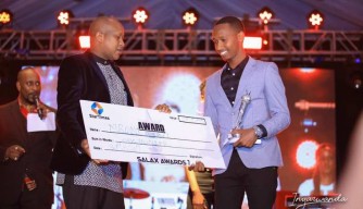 Israel Mbonyi yavuze uko yakiriye igikombe cya Salax Award yahawe anatangaza uwo yabonaga wari ugikwiriye