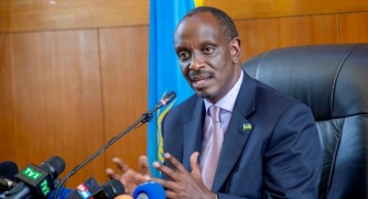 Minisitiri Dr Sezibera yasabye abahanzi kwishyira hamwe, kutigwizaho inshingano no kubahiriza isaha y’ibitaramo 