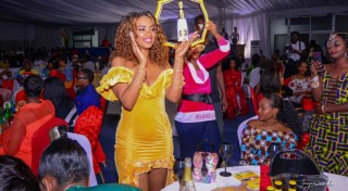 Shaddy Boo usengera mu idini ya Islam yatuwe inzoga arayibyinira mu gitaramo ‘Celebrities Christmas Party’-AMAFOTO+VIDEO