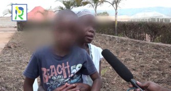 VIDEO: Yashatse kwiyahura yihagararaho! Imyaka 8 irashize atazi niba umwana we ari umukobwa cyangwa umuhungu 