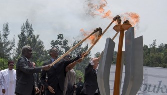 Kwibuka25: Perezida Kagame n’umufasha we baherekejwe n'abanyacyubahiro banyuranye bacanye urumuri rw’icyizere-AMAFOTO